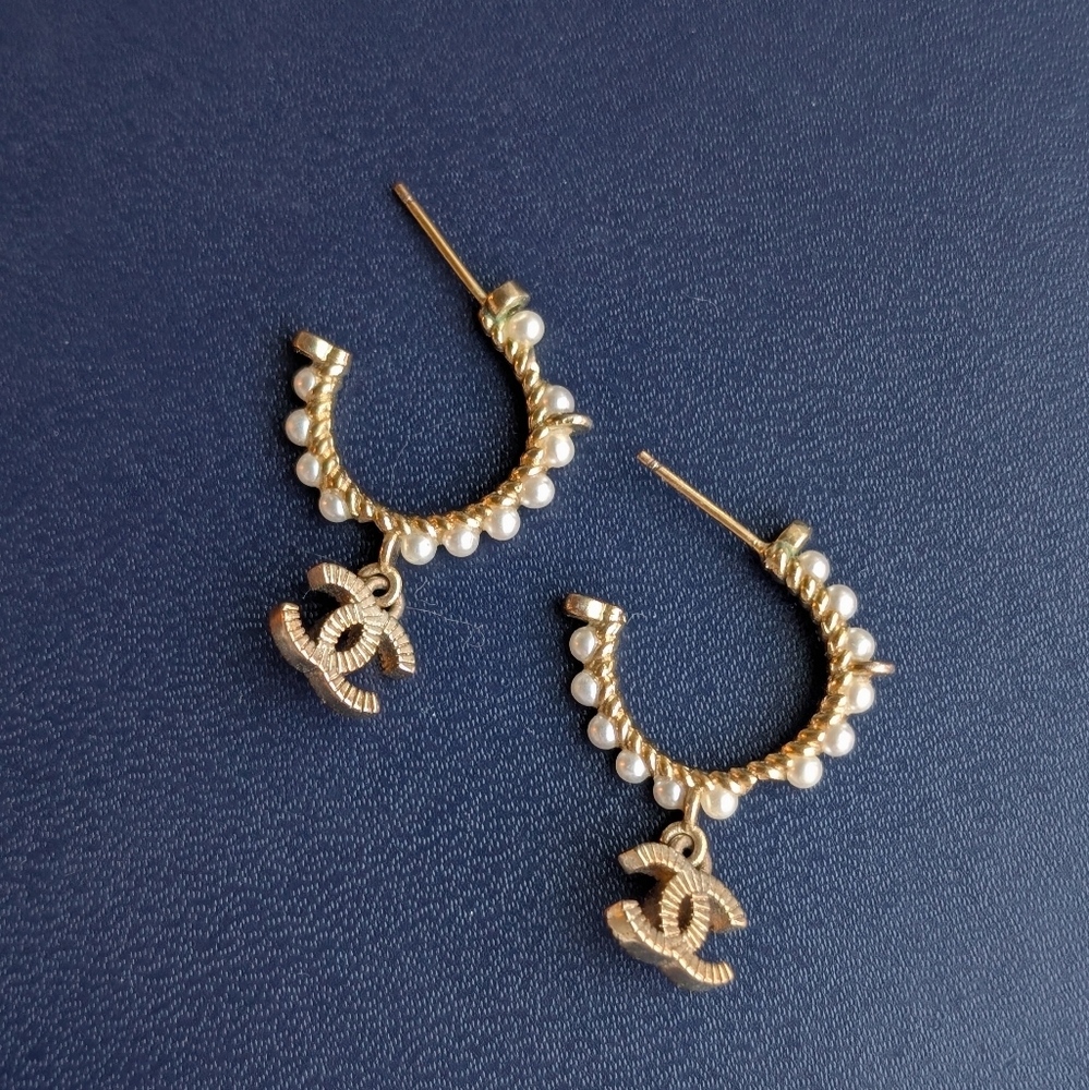 CHANEL Pearl CC earrings